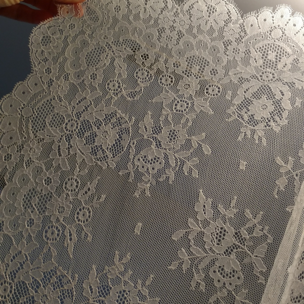 Genuine Spanish lace bridal mantilla veil - Picture 10 of 10